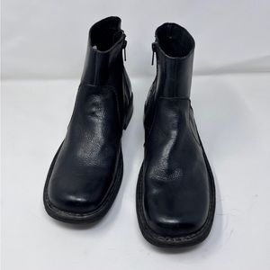 Born Black Leather ankle Boots Side Zipper round Toe 
▪️Women Size 9
New